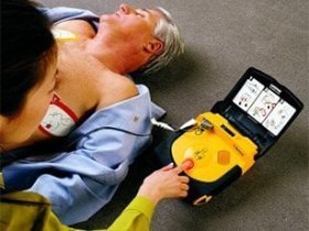 AED 700 Defibrilatör Cihazı
