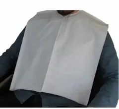 Diş hekimi hasta önlüğü takılmış görünüm