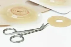 Kolostomi Torbası Kesme Makası 11 cm Probe Makas yakın plan detay